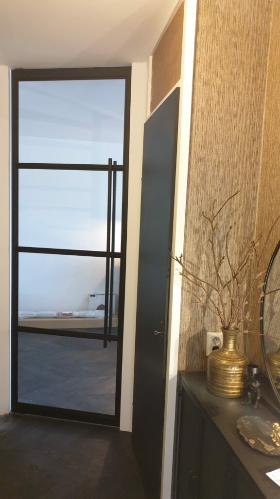 Zwarte stalen deur op maat — strakke loft stijl