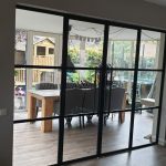 Strakke zwarte stalen deur — loft uitstraling